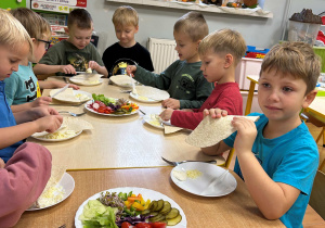 Dzieci przygotowują tortillę