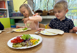 Dzieci komponują składniki