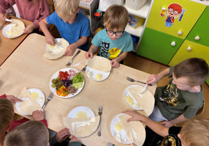 Dzieci smarują serek