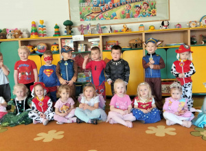 Maluszki pozują do zdjęcia