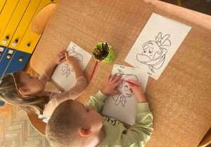 Dzieci wykonują prace plastyczną "Pinokio"