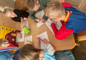 Dzieci wykonują prace plastyczną "Pinokio"