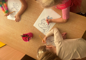 Dzieci wykonują prace plastyczną "Pinokio"
