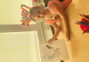 Dziewczynka pokazuje swoją pracę