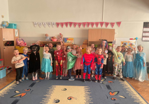 Myśliciele pozują do zdjęcia w przebraniach