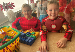 Chłopcy z grupy Myśliciele w przebraniach