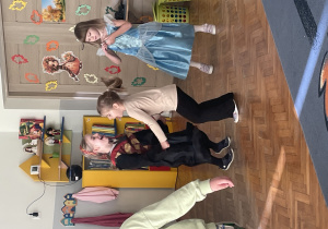 Dziewczynki wspólnie się bawią