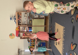 Dzieci wesoło się bawią w rytm muzyki