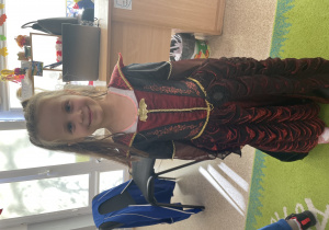 Dziewczynka pozuje w przebraniu księżniczki