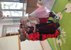 Dzieci pozują do zdjęcia