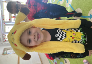 Chłopiec pozuje w przebraniu