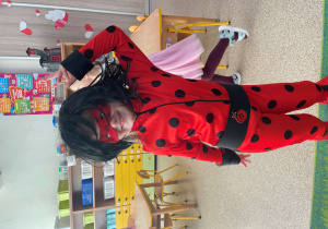 Dziewczynka pozuje do zdjęcia