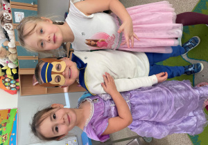 Dzieci pozują do zdjęcia