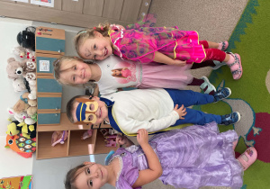 Dzieci pozują do zdjęcia