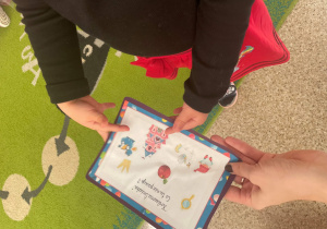 Dziewczynka pokazuje prawidłową odpowiedź