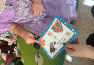 Dziewczynka pokazuje prawidłową odpowiedź