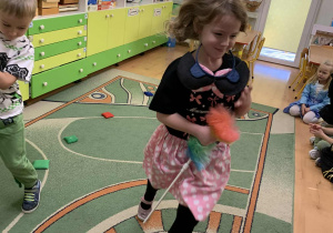 Dziewczynka pokonuje tor przeszkód