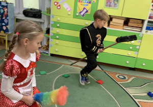 Dzieci bawią się chustą animacyjną