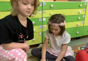 Dzieci układają puzzle