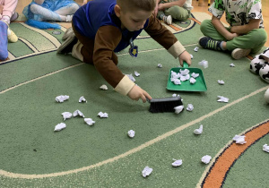 Chłopiec sprząta podłogę jak Kopciuszek