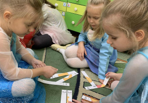 Dzieci układają puzzle