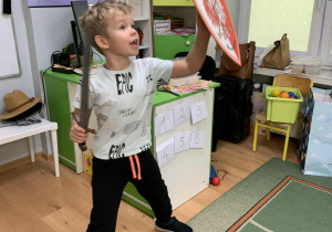 Chłopiec broni się tarczą