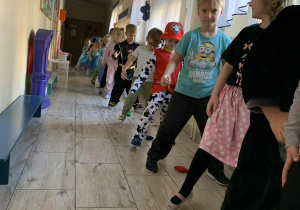 Dzieci bawią się w podawanie woreczka