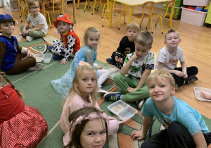 Dzieci oddzielają groch od kaszy jak Kopciuszek