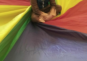 Chłopiec w przebraniu siedzi na chuście