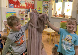 Chłopcy prezentują sukienkę księżniczki