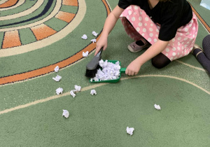 Dziewczynka sprząta podłogę jak Kopciuszek