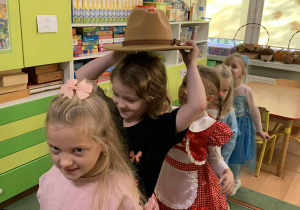 Dzieci przekazują sobie kapelusz