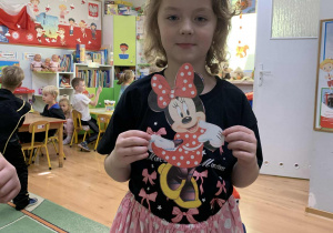 Dziewczynka pozuje do zdjęcia z postacią z bajki