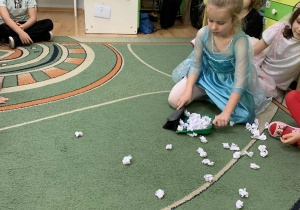 Dziewczynka sprząta podłogę jak Kopciuszek