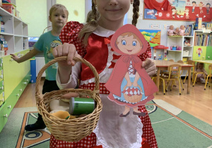 Dziewczynka pozuje do zdjęcia z postacią z bajki