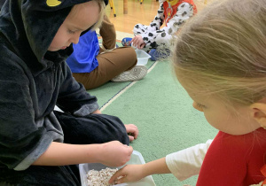 Dzieci oddzielają groch od kaszy