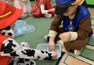 Dzieci oddzielają groch od kaszy