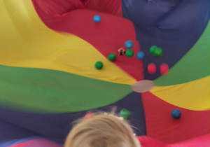 Dzieci bawią się chustą animacyjną