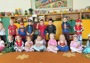 Maluchy pozują do zdjęcia w przebraniach