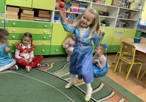 Dziewczynka ćwiczy rzucanie