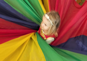 Dzieci bawią się na chuście animacyjnej