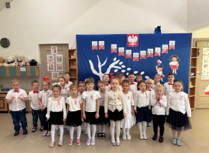 Dzieci z grupy Myśliciele pozują do zdjęcia