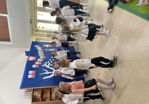 Dzieci z grupy Wynalazcy prezentują taniec