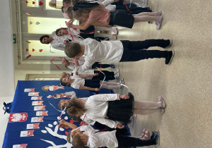 Dzieci z grupy Wynalazcy prezentują taniec