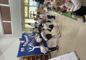 Dzieci z grupy Wynalazcy prezentują taniec