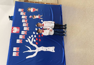 Chłopcy recytują wiersz