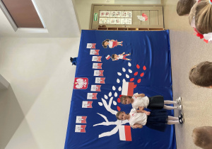 Dziewczynki recytują wiersz