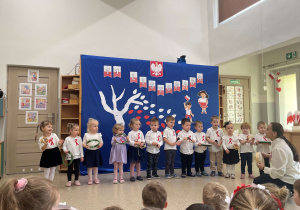 Dzieci z grupy Poszukiwaczy prezentują piosenkę