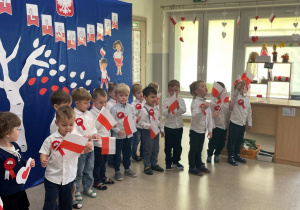 Dzieci z grupy Odkrywcy prezentują piosenkę