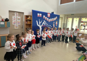 Dzieci z grupy Odkrywcy prezentują piosenkę